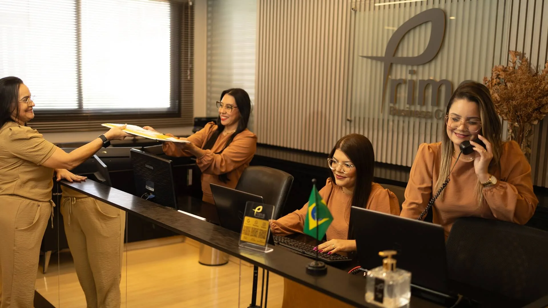 Equipe de recepcionistas da Prime Business Centers atendendo clientes — Av. D, Setor Marista, Goiânia